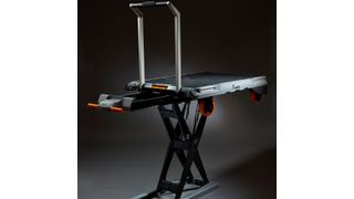 „xetto“ ist eine einfach zu handhabende Be- und Entladevorrichtung mit Schienensystem und Sicherheitsstopp. (Hoerbiger)