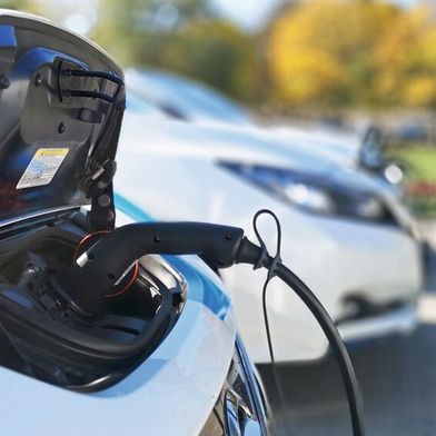 Gebrauchte E-Autos gibt es zwar immer mehr, doch ihr Marktanteil ist noch gering. Durch die neue E-Förderung dürften die Preise für gebrauchte E-Modelle unter Druck geraten. (Bild: frei lizenziert)