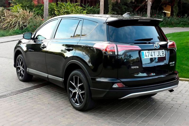 Mit dem RAV4 spricht Toyota sowohl dienstwagenberechtigte Mitarbeiter als auch Familien an. Dank des geringen Geräuschpegels im Innenraum ist das SUV für Langstrecken bestens geeignet. (Mauritz)