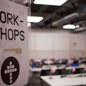 Am Osterwochenende trafen sich rund 700 Mitglieder des Chaos Computer Club zum traditionellen Easterhegg. 85 Vorträge und Workshops waren über das gesamte Wochenende geplant - und  wurden teilweise live übertragen.(Bild:  Industry of Things/Sebastian Schug)