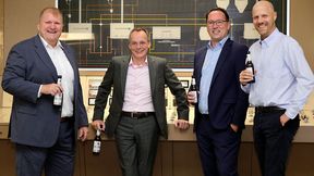 Projektpartner für eines der nachhaltigsten Sudhäuser weltweit (v.l.n.r.): (von links): Holger Wunsch (Leiter Vertrieb DACH & Osteuropa Ziemann Holvrieka), Guido Christiani (Geschäftsführer König-Brauerei), Florian Schneider (Geschäftsführer Vertrieb & Marketing Ziemann Holvrieka), Dr. Matthias Baldus (Leiter Bierherstellung und Energie König-Brauerei). Im Hintergrund ist eine historische Ziemann-Schalttafel aus der König-Brauerei zu sehen. (Bild: Bitburger Braugruppe)