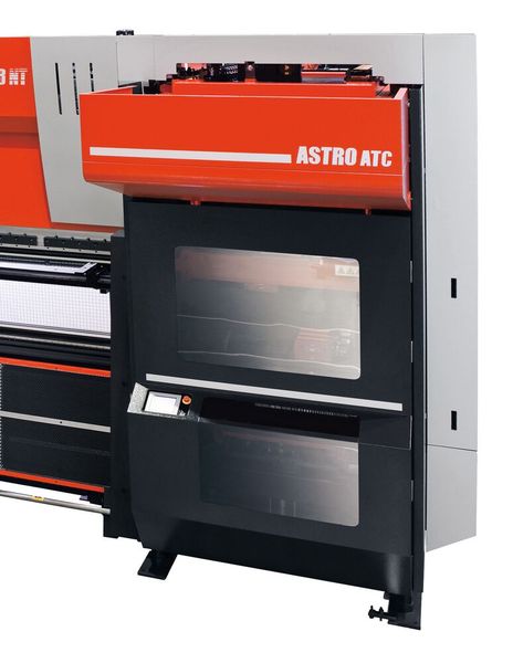 Vier Manipulatoren übernehmen den automatischen Werkzeugwechsel für die Abkantpresse. (Bild: Amada/NORIHIKO_USHIDA)