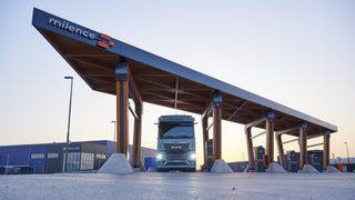 Ladestopp an einem Milence-Ladepark in Schweden: Mindestens 1.700 Ladepunkte für Nutzfahrzeuge will das Unternehmen bis 2027 in Europa errichten. (Bild: MAN)