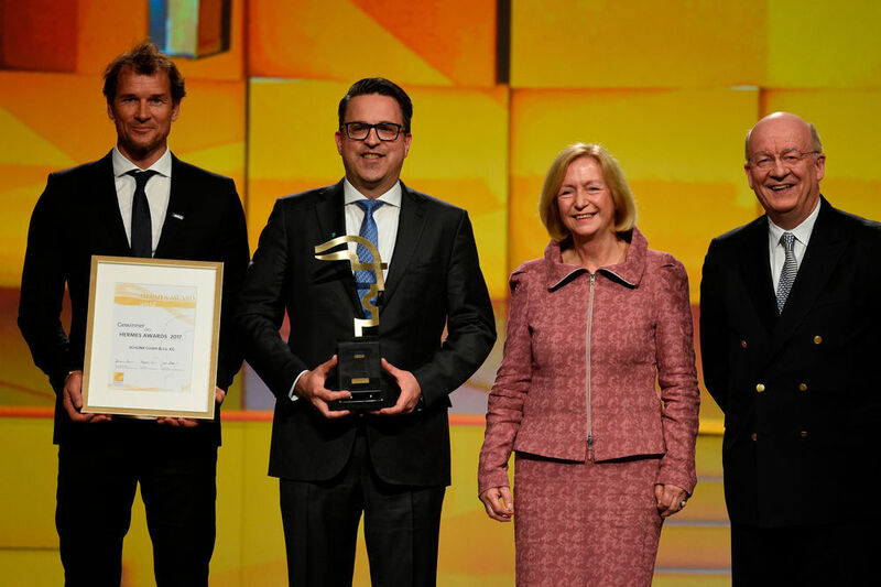 Bundesministerin Johanna Wanka verlieh zum Messeauftakt den begehrten Hermes Award an die Greiferfirma Schunk. (Deutsche Messe AG)