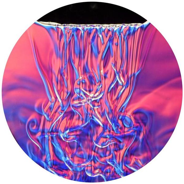 So schmilzt Eis  Das Bild zeigt den Fluss des Wassers unter der Oberfläche von schmelzendem Eis und erklärt das Phänomen umkippende Eisberge.  Wissenschaftler der New York University haben faszinierende Mechanismen entdeckt, die das Kentern von Eisbergen erklären – Erkenntnisse, die bedeutend für die Verbesserung von Wettervorhersagen und das Verständnis der Klimawandel-Auswirkungen sind.  In Experimenten mit künstlichen Eisbergen zeigten sie, dass das Schmelzen des Eises zu mehrfachen Kippbewegungen führt. Überraschend formten sich die Eisblöcke nach und nach in eine Pentagon-ähnliche Gestalt. Ein eigens entwickeltes mathematisches Modell, das die Faktoren wie Gewicht, Auftrieb und hydrodynamische Kräfte einbezieht, klärt dabei diesen Prozess auf.  Das Eis schmilzt hauptsächlich unterhalb der Wasseroberfläche, wodurch die Eisberge kopflastig werden und kippen. Diese Forschung liefert wertvolle Einblicke in die komplexen Dynamiken der Eisschmelze, die als Frühwarnzeichen für klimatische Veränderungen fungieren können.    Hier gehts zur Originalmeldung Wissenschaftsbild des Tages vom 2.10.2025  (Bild: New York University's Applied Mathematics Laboratory.)