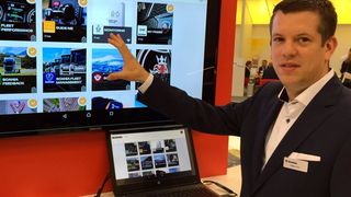 Daniel Koch, Leiter Connected Systems bei Scania Deutschland, erklärt das System Scania One. (Faust / »kfz-betrieb«)