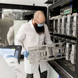 Bestückung einer Prüfkammer: Im Bestückungsprozess werden Formatflexibilität, Verpolungssicherheit, automatisierter Teststart sowie kurze Rüstzeiten großgeschrieben, um andere Zelltests nicht zu beeinflussen.(Bild: ampnet/Volkswagen AG)