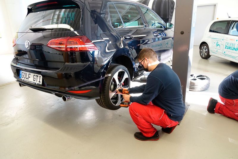 Als erstes mussten die Räder runter. Das erledigten alle Testgeräte mit Bravour. (Schreiner/»kfz-betrieb«)