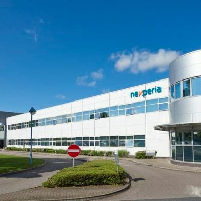 Der chinesische Chiphersteller Nexperia, der in Nimwegen den europäischen Standort hat, wurde vom Gericht in Amsterdam dazu verdonnert, weiterhin kontrolliert zu werden. Das schmeckt Peking nicht. Das Dumme: Die Chips sind für Europas Autohersteller bekanntlich sehr wichtig ... (Bild: Nexperia)