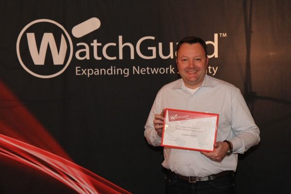 Watchguard-Mitarbeiter Matthias Jessen mit dem Award für 