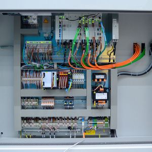 Durch die optimierten Baugrößen der Keba Drives und den Mehrachssystem an einer Versorgungseinheit, ist es gelungen die Schaltschrankgröße massiv zu reduzieren und Verdrahtungsaufwand zu minimieren. Daetwyler Graphics spart so Arbeitszeit und Kosten. (Bild:  Keba)
