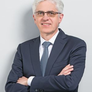 Dr. Hubert Schmidt, Vorstandsvorsitzender des IBU: „Als Branchenorganisation fassen wir Interessen zusammen und tragen sie Hauptkundengruppen vor. Dabei erreichen wir oft Ergebnisse, die ohne Bündelung nicht möglich wären. OEMs oder Systemlieferanten haben meist nicht die Kapazität, mit einzelnen Zulieferern zu kommunizieren.“