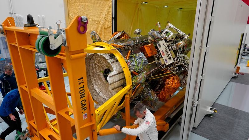 Bei der Entwicklung der Transporthalterung des Mondlandefahrzeugs setzten Intuitive Machines und der US-amerikanische Hebetechnik-Spezialist The Caldwell Group, Inc. auf den Anschlagpunkt ACP-Turnado von RUD (im Bild am oberen Ende der Transporthalterung zu erkennen). Er ermöglicht ein besonders sicheres Heben und Wenden schwerer Lasten.(Bild:  Caldwell)