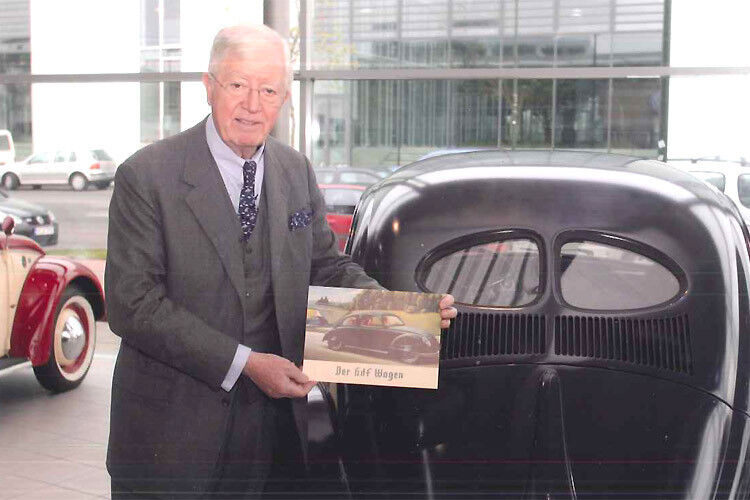 Robert Rademacher im Jahr 2008 mit dem – perfekt restaurierten – Kraft-durch-Freude-Wagen, der im Zweiten Weltkrieg von Prof. Willy Messerschmidt gefahren wurde. (Foto: Rademacher)