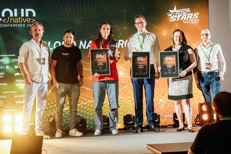 Bei den People Awards rahmten die Jury-Mitglieder Nils Kaufmann, Maximilian Hille (1. und 2. v. l.) und Stephan Augsten (rechts) die Gewinnerinnen und Gewinner ein: Emma Wehrwein (eco – Verband der Internetwirtschaft), Christian Brunner (FI-TS) und Eva Schönleitner (Crate.io, v.l.n.r.). Weitere Bilder im Rückblick der Vogel-IT-Akademie. (Bild: berndrottmann.com)