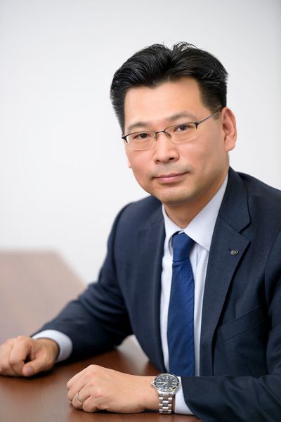 Jong Kook Lee (50) ist als Präsident und Geschäftsführer (CEO) neuer Deutschland-Chef von Kia. Er startete seine Laufbahn bei Kia 1999 und ging bereits im Jahr darauf nach Europa, wo er zuerst in Polen und dann in Großbritannien Berufserfahrungen sammelte, ehe er 2011 in die Europazentrale des Herstellers nach Frankfurt wechselte. Danach war er zunächst Präsident von Kia Motors Ungarn und anschließend bis Ende 2018 Präsident von Kia in Tschechien. Zuletzt hatte Lee in der Firmenzentrale in Seoul die Position des Head of Global Business Administration inne. (Petr Hejna/Kia)