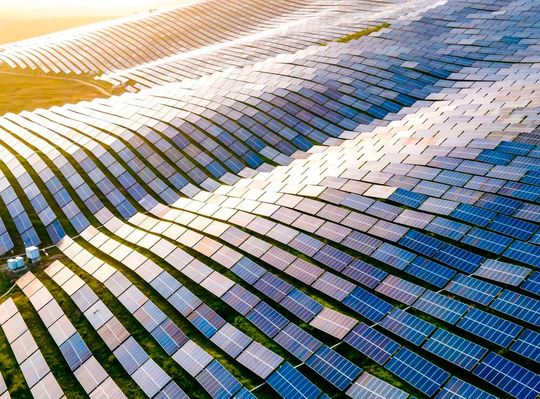 Papier ist geduldig! Deutschland hat sich vor rund drei Jahren auf die Fahnen geschrieben, von chinesischen Produkten (hier Solarmodule) und Rohstoffen unabhängiger werden zu wollen. Eine aktuelle Studie beweist, dass genau das Gegenteil der Fall ist ...(Bild:  Chinasol)