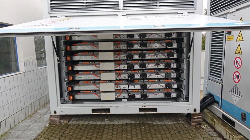 Lagerung und Nutzung in einem: E-Auto-Batterien können zur stationären Energiespeicherung genutzt werden, wie hier bei Auto-Ruhfass in Vohburg.(Bild:  Rosenow – VCG)