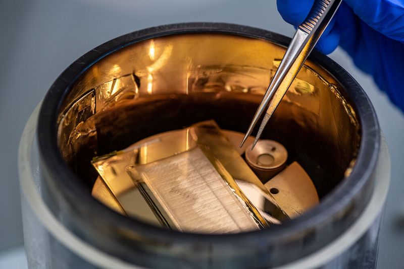 Forscher haben Elektroden entwickelt, die sich bei Kontakt mit Feuchtigkeit von selbst falten und um dünne Nerven wickeln. Bei der Herstellung wird für die leitfähigen Strukturen unter Hochvakuum eine dünne Lage Gold auf das 3D-gedruckte Gerüst aufgebracht.  (Bild: Andreas Heddergott / TU München)