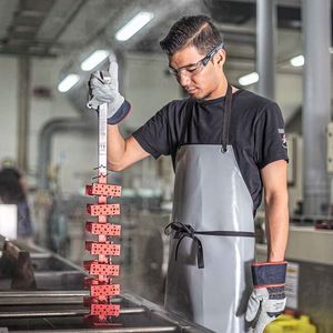 Oberflächentechniker beim Farbeloxieren.(Bild:  Ellf GmbH)