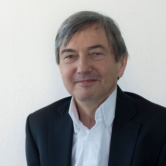 Der Autor, Dr. Herbert Neumaier, ist Diplom-Kaufmann und promovierte anschließend zum Dr. rer. pol. Nach mehrjähriger Tätigkeit als Software-Entwickler und -Projektmanager arbeitete er in verschiedenen Positionen bei Markt-forschungs-unternehmen. Im Jahr 1999 gründetet das Markt- und Meinungs-forschungsinstituts nhi² AG in Bonn. Seit 2018 ist er in dem Unternehmen als Berater tätig(©  flashlens e. K.)