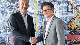 Stefan Gottwald (Regional Director DACH, li.) und das gesamte Routeco-Team heissen Francesco Bocale (Country Director Schweiz, re.) herzlich willkommen. (Bild: Routeco)
