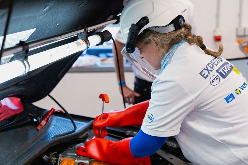 Bei der ATR Experten-Trophy können Kfz-Mechatroniker und Kfz-Mechatronikerinnen zeigen, was in ihnen steckt.(Bild:  Trainmobil Trainings fuer Praktiker GmbH)
