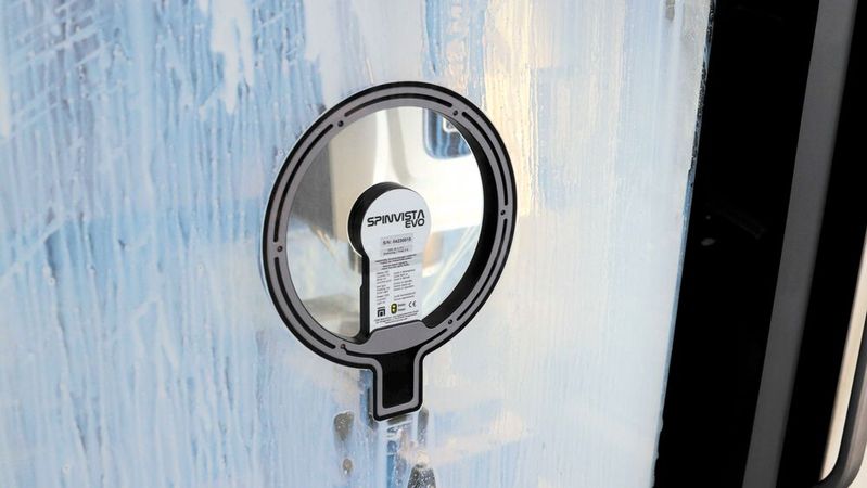 Das Spinvista-Drehfenster weist Kühlschmierstoffe ab und ermöglicht klare Sicht auf die Produktionsvorgänge. (Bild:  Anja Schuetrumpf)