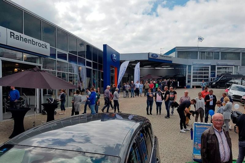 Über 3.000 Besucher strömten am Eröffnungswochenende in den neuen Ford-Store. (Foto: Rahenbrock)