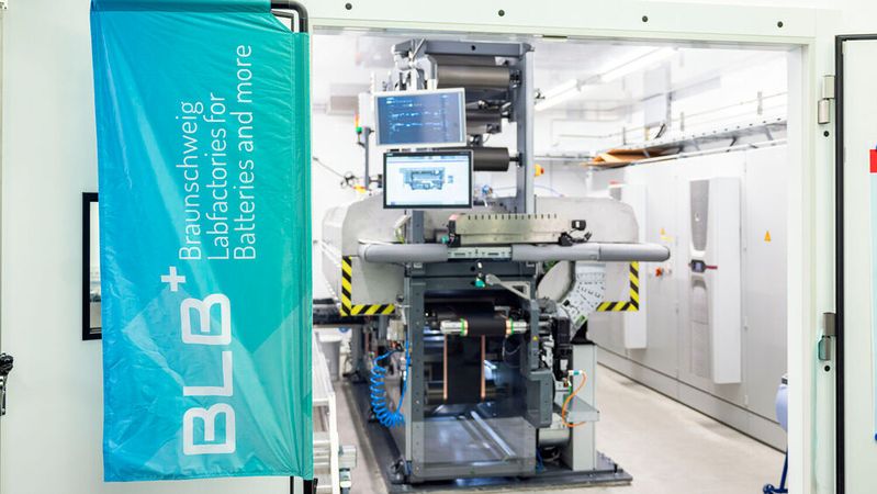 Neu an der TU Braunschweig: Die Pilotanlage zur Trockenbeschichtung inklusive Trockenraum und Laborinfrastruktur. (Bild:  Christian Bierwagen | TU Braunschweig)