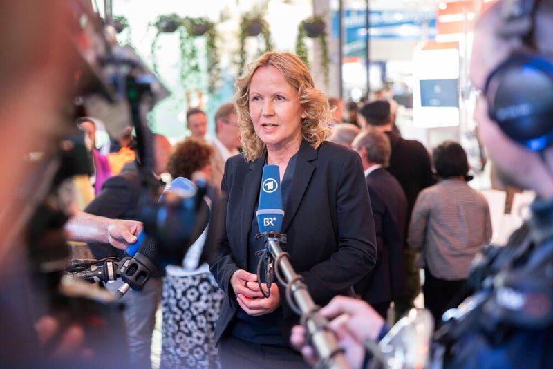 Bundesumweltministerin Steffi Lemke nach der Eröffnung der Ifat Munich 2024 im Gespräch mit den Medien. (Bild: Messe München)