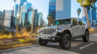 Jeep stattet seinen Paradeoffroader Wrangler mit einem Plug-in-Hybrid-Antrieb aus. (Bild: Jeep)