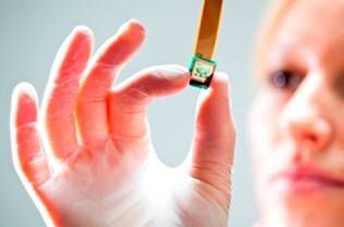 Umweltschonende Beleuchtungstechnologien: OLED-Mikrodisplay des Fraunhofer IPMS.  (Bild: Messe München)