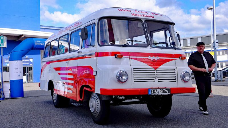 Mit am Start der Sächsischen Meister-Classic: der Robur, gebaut 1977 im Robur-Werk im nahen Zwickau, und sein stolzer Besitzer Mirko Sindler. (Bild: Zietz/»kfz-betrieb«)