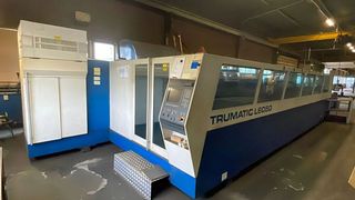 Ein niederländischer Stahlbearbeiter musste Insolvenz anmelden. Das Equipment wird nun bis einschließlich 27. Oktober über das Online-Auktionshaus Surplex versteigert. Nur ein Highlight davon ist diese Laserschneidmaschine Trumatic TC L6050 von Trumpf. Mehr im Bericht. (Bild: Surplex)