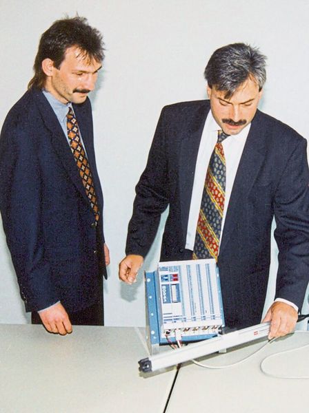 Sigmatek-Geschäftsführer Andreas Melkus (rechts im Bild) mit Franz Aschl (heute Innovationsmanager) 1989 bei der Präsentation des Steuerungssystems Modas. (Sigmatek)