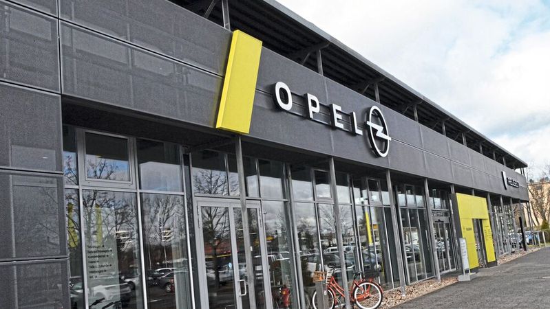 Das Autohaus Jacob steht direkt gegenüber der Stellantis-Deutschland-Zentrale am Rüsselsheimer Rugbyring.(Bild:  Rehberg / VCG)