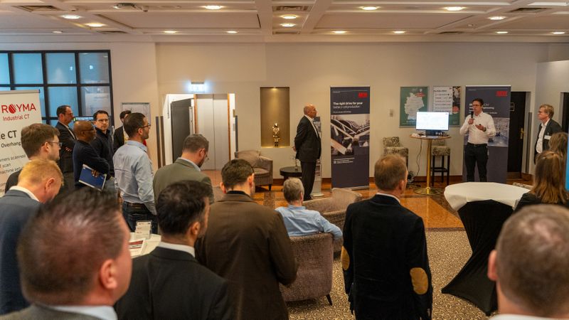 Zeit für individuelle Fragen gab es beim Ausstellerrundgang auch. (Bild: Dominik Böhm - Fotokumpel)