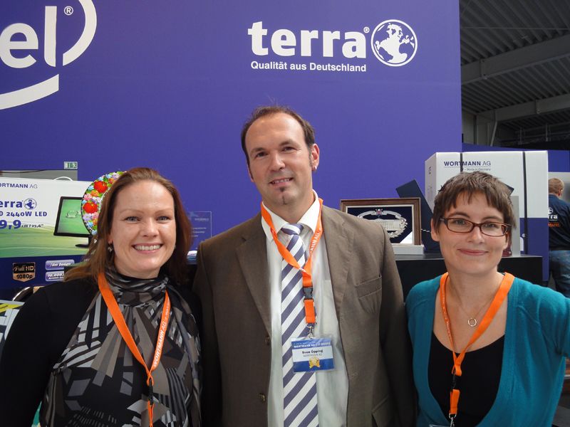 Hannah Lamotte (l.) und Sarah Maier, IT-BUSINESS, mit Sven Öpping, Wortmann (Archiv: Vogel Business Media)