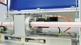 Servoantriebe von Kollmorgen sorgen für saubere Schnitte mit Linearmotor und rotierendem Messer am Rohr. Die Schneideinheit mit einem AKM-Servomotor als Antrieb wird von einem ICH-Linearmotor synchron zur Produktionsgeschwindigkeit positioniert. (Kollmorgen)