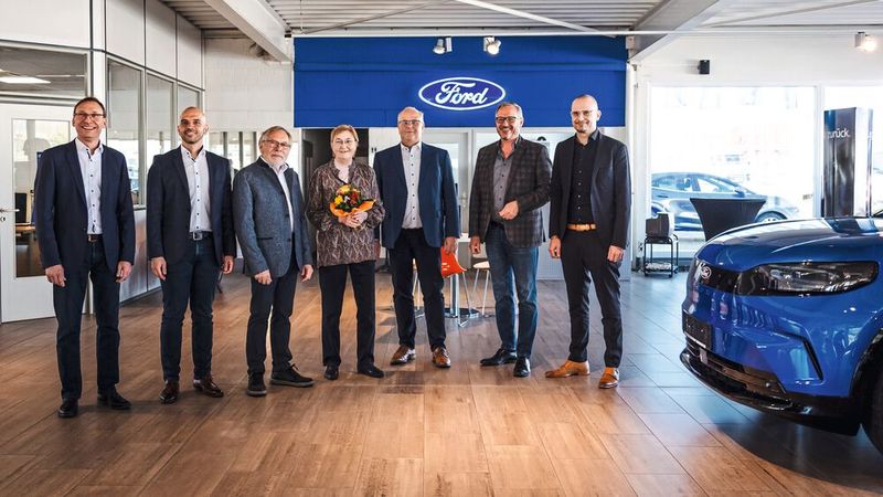 Übergabe: Beatrix und Günter Deutschler (3. u 4. v. l.) haben Ford Deutschler seit 1974 geleitet. Sie geben die Führung nun an die Ebert-Geschäftsführer Volker Knapp (2. v. l.), Uwe Reinhard (3. v. r.) und Dominik Bessler (r.) ab. Germersheims Bürgermeister Marcus Schaile (l.) gratuliert zur Übernahme. (Bild: Autowelt Ebert/Selzle)