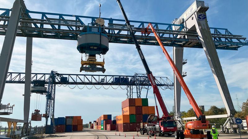 Im Binnenhafen Emmerich hat Tsubaki Kabelschlepp die Kabelführung einer Containerbrücke (im Vordergrund) der Contargo Rhein-Waal-Lippe GmbH generalüberholt.(Bild:  Tsubaki Kabelschlepp)