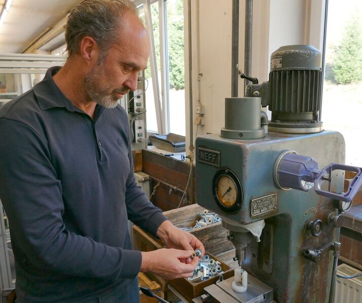 Exemplarisch zeigt Valentin Lesar, Anwendungstechniker bei Anuba, an einer der  Neff-Pressen wofür sie hauptsächlich und schon seit über 60 Jahren eingesetzt werden.  (Kuhn)