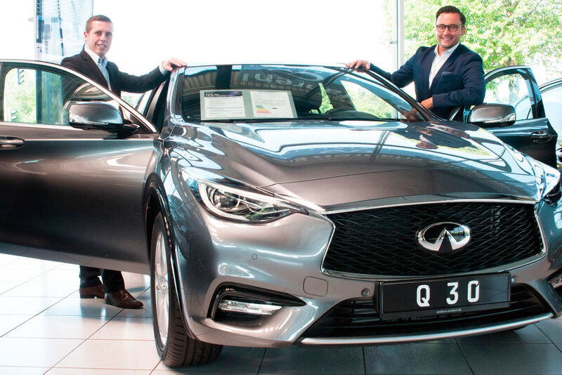 Jan Schenk (li.) und Sebastian Derst kümmern sich um den Verkauf der Infiniti-Modelle. (Grimm / »kfz-betrieb«)
