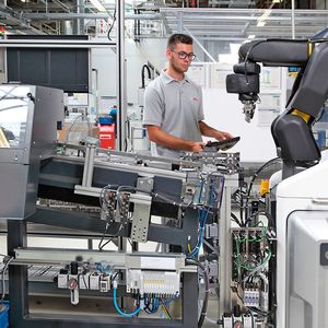 Bosch integriert bereits heute Industrie-4.0-Inhalte in bestehende Ausbildungsberufe. Um als Unternehmen auch heute fit für die Zukunft zu sein, suchen sie alleine in Deutschland 1500 Lehrlinge, im Jahr 2017 notabene.