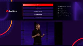 Red-Hat-CTO Chris Wright erläutert am 12. Mai 2026 auf dem „Red Hat Summit“ in Atlanta die erweiterten Funktionen für KI-Agenten in „Red Head AI Enterprise 4.3“. (Bild: Red Hat / Youtube)