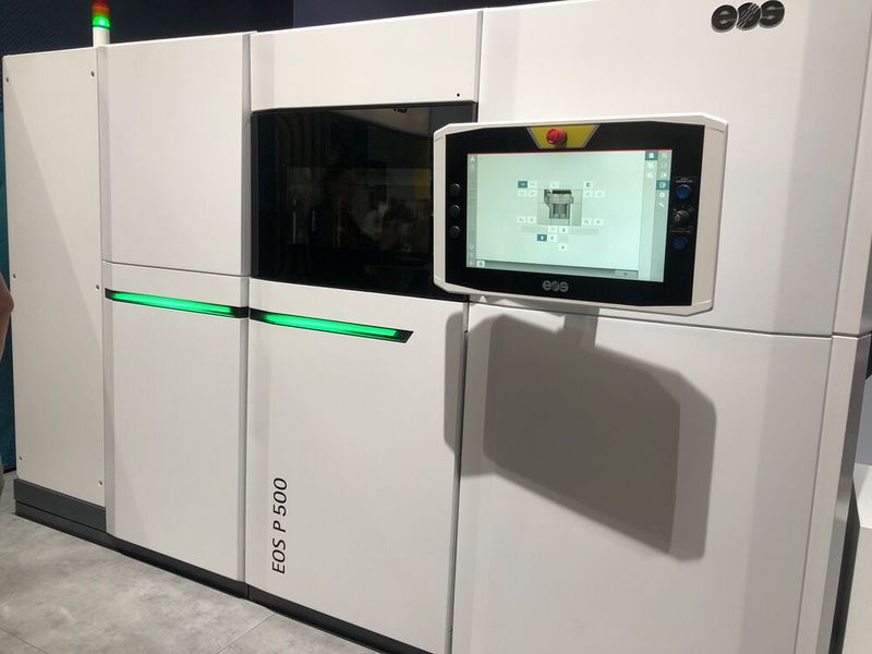 EOS zeigte seinen neuen 3D-Drucker EOS P 500. Das System verarbeitet Hochleistungskunststoffe und ermöglicht damit maximale Materialvielfalt. Offene Software-Schnittstellen und bedienerfreundliche Tools unterstützen die Applikations- und Materialentwicklung. (Bild: VCG/Juliana Pfeiffer)