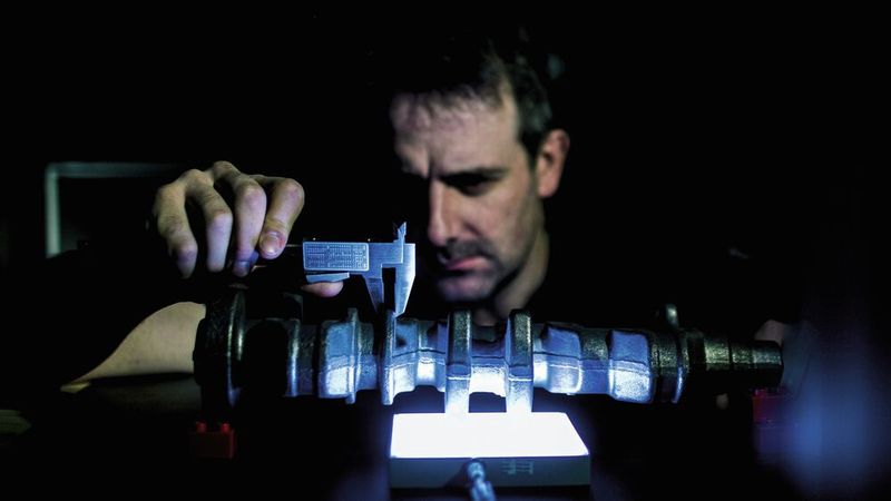 In der technischen Beratung von IPF beantworten geschulte Mitarbeiter Fragen zur Sensorik. In einigen Fällen wird sogar anhand von Musterteilen des Kunden die passende Sensorlösung für eine spezifische Aufgabe gesucht.(Bild:  IPF Electronic)