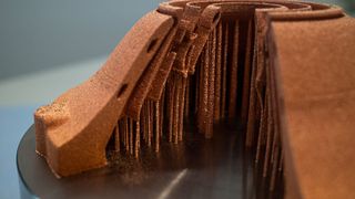 Die neue Anlage des Fraunhofer IWS in Dresden könne komplexere Geometrien aus Kupfer herstellen, als Anlagen mit Infrarotstrahlen. (Fraunhofer IWS)