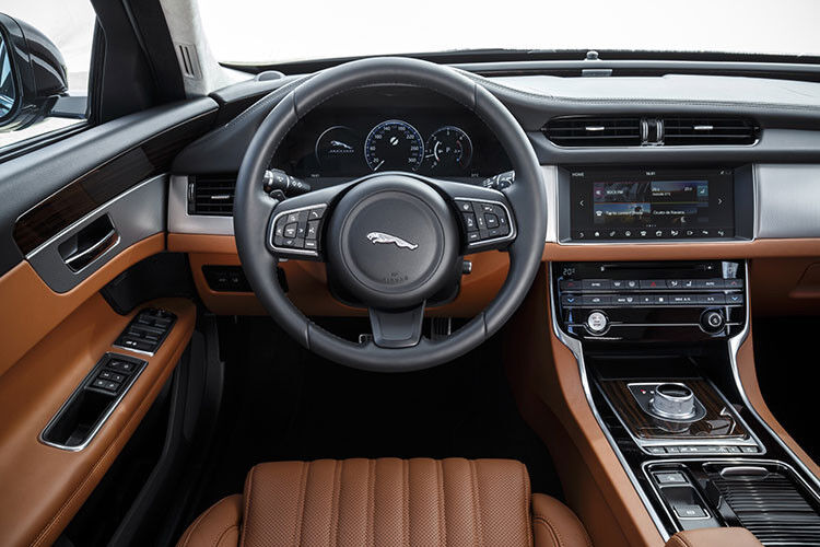 Im Innenraum fällt vor allem das große 10,2-Zoll-Display mit Touchscreen auf. (Foto: Jaguar)